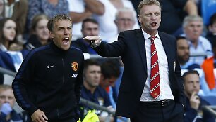 Davidas Moyesas (de&scaron;inėje) ir jo asistentas Philas Nevilleas