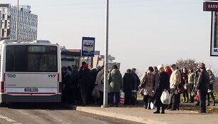Į Karveli&scaron;kių kapines važiuojantys autobusai perpildyti.