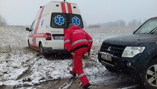 Vi&scaron;tyčio pasieniečiai gelbėja medikus