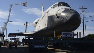 Erdvėlaivis &bdquo;Endeavour&ldquo; vežamas į paskutinę kelionę Los Andželo gatvėmis