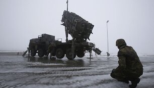 Vokiečių kariai prie raketų &bdquo;Patriot&ldquo; baterijos