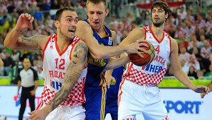 Damiras Markota, Maxymas Korniyenko (su kamuoliu) ir Ante Tomičius