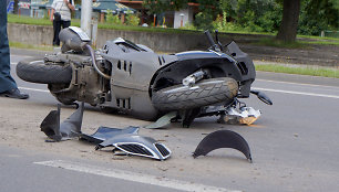 Motoroleris atsitrenkė į troleibusą