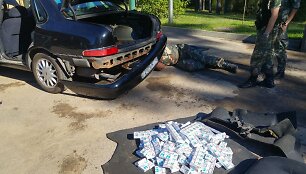 Kontrabandininko i&scaron; Baltarusijos melas paai&scaron;kėjo i&scaron;ardžius jo automobilį