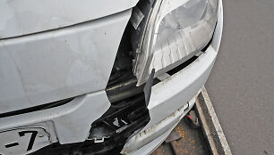 Automobilis &bdquo;Renault Megane&ldquo; po susidūrimo su briedžiu