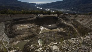 Netoli Sočio esančiame gamtos rezervate dėl žiemos olimpinio miesto statybų iškastas žvyro karjeras.