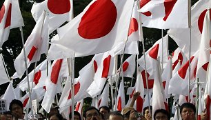 Žmonės mojuoja Japonijos vėliavomis