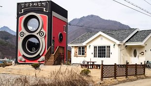 Korėjiečių šeima sukonstravo didžiulį fotoaparato modelį, kurį pavertė kavine.