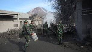 Indonezijoje i&scaron;siveržė ugnikalnis