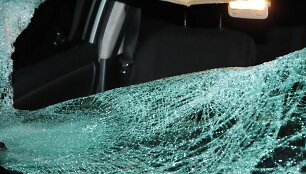 &bdquo;Toyota Corolla&ldquo; partrenkė kelio viduriu be at&scaron;vaito ėjusį vyrą 