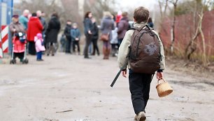 Valų kaimo vaikai į mokyklą pėsčiomis vaikšto 9 kilometrus