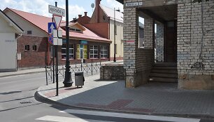  Birutės gatvėje specialus &scaron;aligatvis akliesiems, kur Baltąja lazdele prilietus galima atskirti važiuojamąją dalį nuo pėsčiųjų zonos.