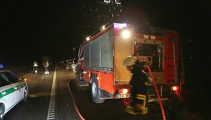 Prie Gargždų sudegė BMW 530