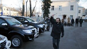 Automobilius ir naują techniką pa&scaron;ventino policijos kapelionas Algirdas Toliatas.