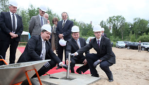 Kauno atliekų rūšiavimo centro statybų vietoje įleidžiama kapsulė.