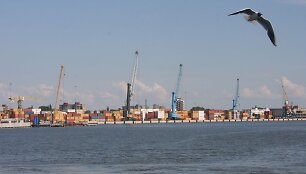 Klaipėdos uoste per pusantrų metų ketinama i&scaron;kelti, i&scaron;valyti užter&scaron;tą gruntą i&scaron; dokų ir nugabenti į specialią aik&scaron;telę. 