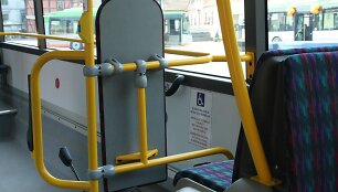 Autobusu važiavusios merginos buvo sužalotos, kai sprogo padanga. 