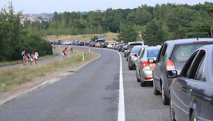 Sekmadienį i&scaron; Kur&scaron;ių nerijos poilsiautojai skubėjo į perkėlą. 