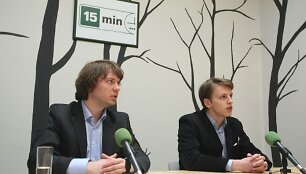 Palydovo &bdquo;Lituanica SAT-1&ldquo; kūrėjai Vytenis Buzas (k.) ir Laurynas Mačiulis