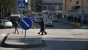 P.Cvirkos gatvės atkarpoje eismas vyksta viena kryptimi. Greta esančio prekybos centro savininkai siekia &scaron;ioje gatvėje įteisinti dviejų krypčių eismą.