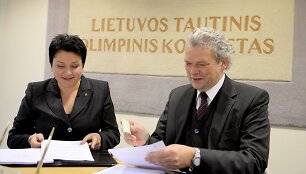 Sutartį pasira&scaron;o KKSD vadovas K.Rim&scaron;elis ir LTOK prezidentė D.Gudzinevičiūtė