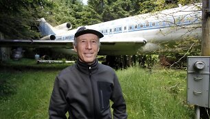 Savo sukonstruotame lėktuve gyvenantis amerikietis Bruce'as Campbellas