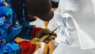 Menininkai ruo&scaron;ia ledo skulptūras