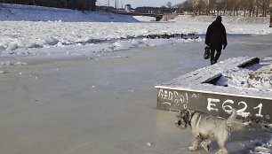 Šaltis sustingdė per Vilnių tekančią Nerį.