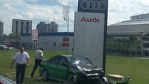 Sudaužytas &bdquo;Volvo&ldquo; įvykio vietoje