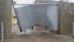 Į Pravieni&scaron;kių pataisos namų-atvirosios kolonijos 2-ojo sektoriaus vartus įsirėžė automobilis.