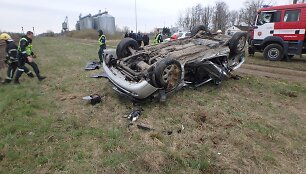 Automobilis po susidūrimo su traukiniu