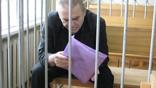 Už itin žiaurų nužudymą nuteistas Vladimiras Sosulinas garsiai pyko ant teisėjos. 