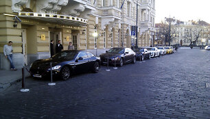 &bdquo;Maserati&ldquo; automobiliai prie &bdquo;Kempinski&ldquo; vie&scaron;bučio