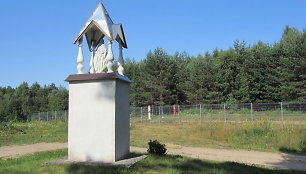 Koplytstulpis prie Norviliškių bažnyčios. Greta – siena su Baltarusija 