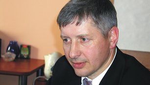 Vis dažniau Lazdijų rajono politikos opozicijos lyderiu įvardijamas Saulius Petrauskas dirbs Seimo narės Kristinos Miškinienės padėjėju.
