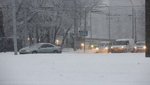 Eismą &scaron;alies keliuose sunkina plikledis ir &scaron;lapdriba