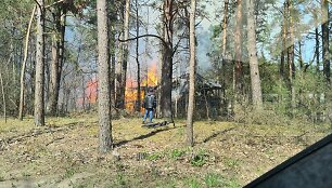 Vilniuje, Valakupiuose, Lizdeikos g. 5 dega medinis negyvenamas namas