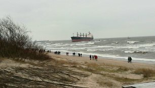 Būrys smalsuolių, susirinko pažiūrėti įstrigusio „Ocean Crown“ laivo