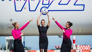 &bdquo;Wizz Air&ldquo; skrydžio palydovės futbolo gerbėjams prane&scaron; naujausius rezultatus