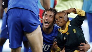 Neymaras su į aik&scaron;tę patekusiu berniuku