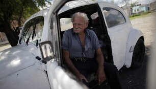 Oscaras Almagueras sėdi savo automobilyje &bdquo;Volkswagen Beetle&ldquo; 