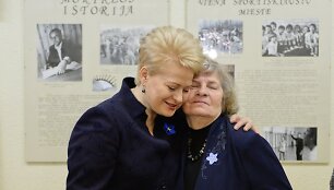 Lietuvos Respublikos Prezidentė Dalia Grybauskaitė su Dariaus Gerbutavičiaus, žuvusio už Lietuvos nepriklausomybę per 1991 m. sausio 13-ąją, motina
