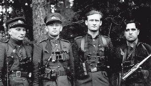Dainavos apygardos vadas Adolfas Ramanauskas-Vanagas (kairėje) ir jo pavaduotojas Albertas Perminas-Jūrininkas. 1947 m. Okupacijų ir laisvės kovų muziejus.