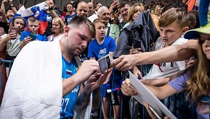 Luka Dončičius dalina autografus po rungtynių