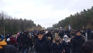 Migrantų kolona Baltarusijoje eina prie sienos su Lenkija