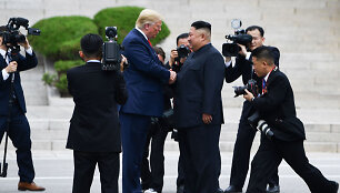 Trečią kartą susitiko Donaldas Trumpas ir Kim Jong Unas
