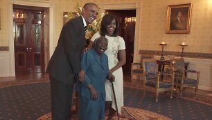 Baltuosiuose rūmuose apsilankiusi 106 metų senolė pa&scaron;oko su Baracku Obama