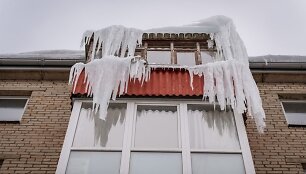 Panevėžio centre, Vilniaus gatvėje, vir&scaron; praeivių galvų kybantys milžini&scaron;ki varvekliai tapo tikru kantrybės ir saugumo egzaminu.