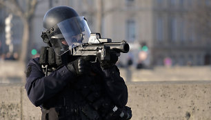 Prancūziją ragina nebenaudoti guminių kulkų