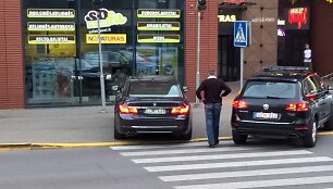Premjerą atvežęs BMW vairuotojas automobilį pastatė ant pėsčiųjų perėjos. 